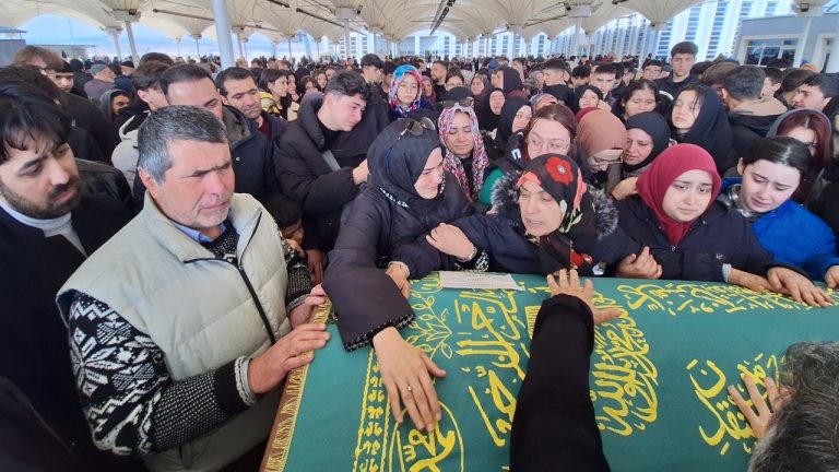 Sınıf arkadaşının öldürdüğü lise öğrencisi toprağa verildi