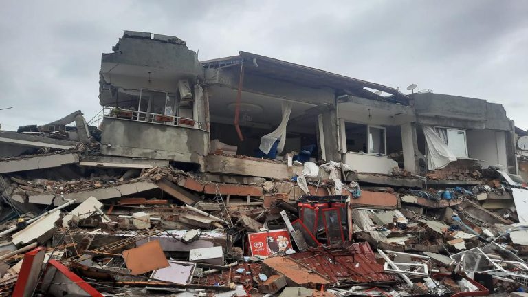 Yıkılan Yoldaş Apartmanı’nın enkazından yoldaşlık hikayesi çıktı