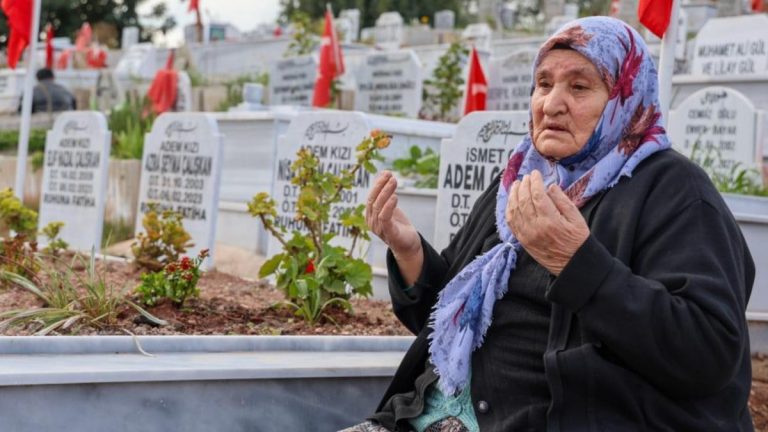 Zelzelede ailesinden 11 kişiyi kaybeden yaşlı bayan mezarlıktan ayrılamıyor