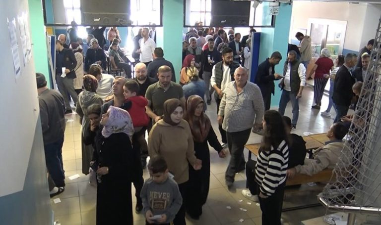 Avcılar’da 19 bin 249 seçmenin kayıtlı olduğu okulda hareketlilik: Kalabalık dikkat çekti