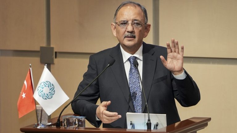 Bakan Özhaseki: Deprem olduğunda dizimize vurup ah edip devam edemeyiz