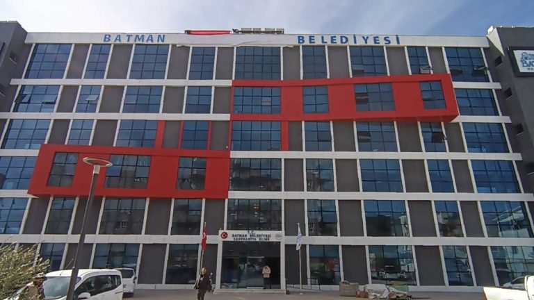 Batman Belediyesi ‘gizlice’ büyükşehir oldu: Üzerine perde örttüler