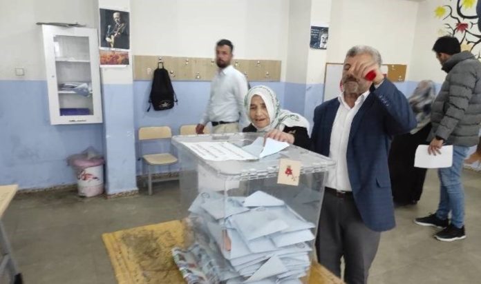 batmanda-111-yasindaki-cemile-nine-sandiga-gitti-ynMIHch7.jpg