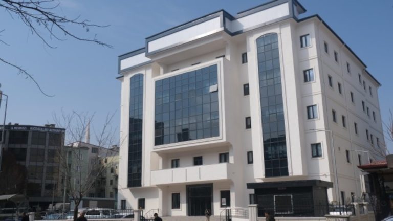 Belediyede Kürtçe krizi: Tabelasız kaldı