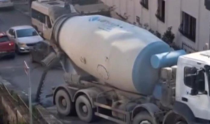 beton-mikseri-betonu-yola-doktu-Y65eX8G5.jpg