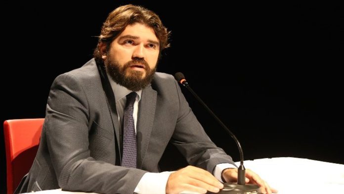 bosnaklara-hakaret-eden-rasim-ozan-kutahyalinin-cezasi-dusuruldu-viirzmCP.jpg