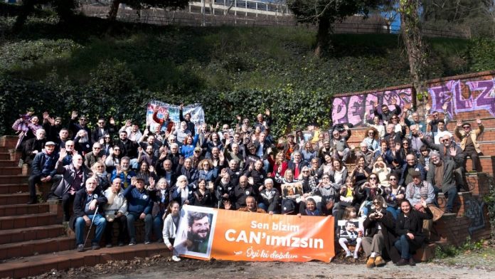 can-atalayin-arkadaslarindan-dogum-gunu-surprizi-eJMYF4D8.jpg