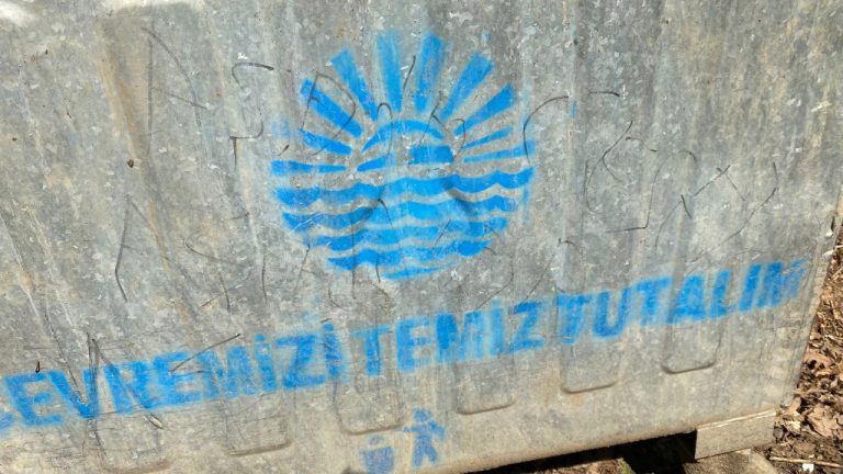 Çöp konteynerinin üzerine yazılı notla ceset buldular