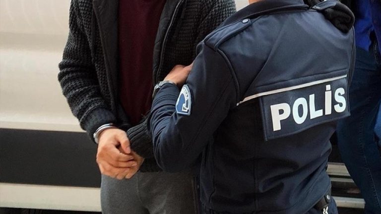 İkiz kardeşler amcalarını öldürmekten tutuklandı