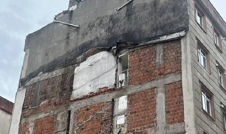 İstanbul’da skandal görüntü… Yanındaki bina yıkılınca duvarının olmadığı ortaya çıktı!