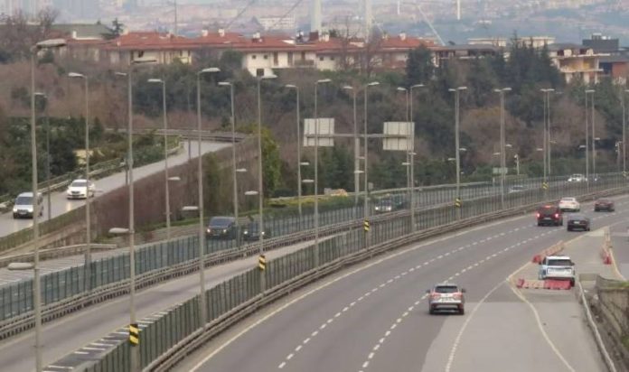 istanbulda-yerel-secim-trafigi-yollar-bos-kaldi-jTxhbEmr.jpg