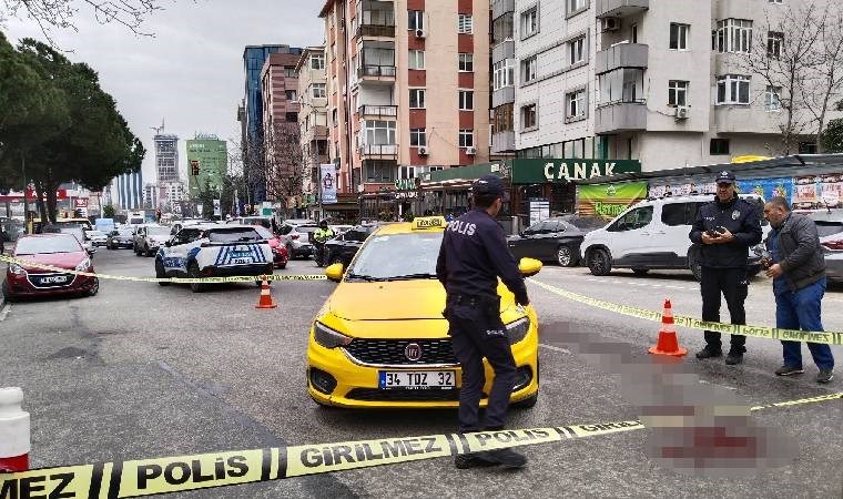 Kadıköy’de dehşet anları… Taksiciyi gasp edip bıçakladılar!