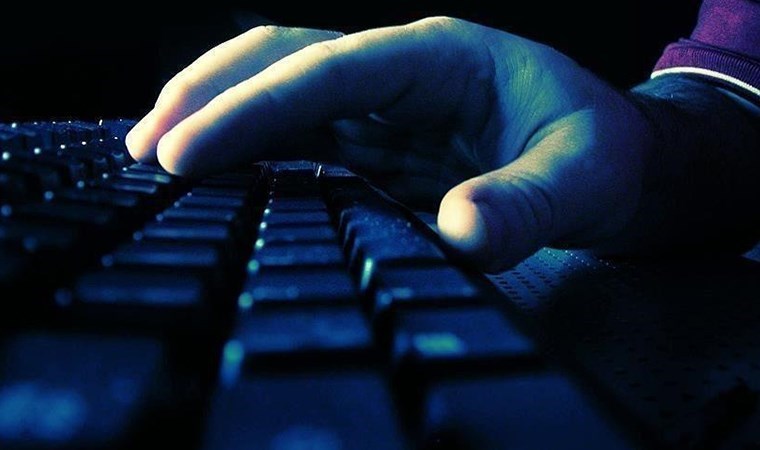 Sanal kart dolandırıcısı ‘sahte kimlikle’ yakalandı: Gerçek, parmak izinde ortaya çıktı