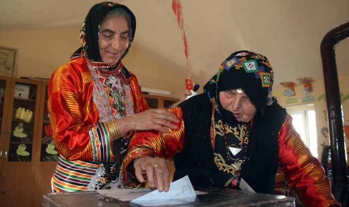 sivasta-kadinlar-sandik-basina-yoresel-kiyafetleriyle-gitti-B81PER8W.jpg