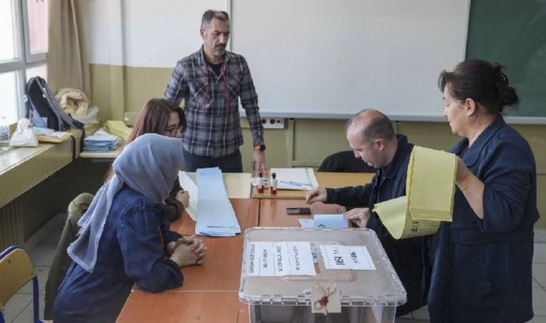 Türkiye sandık başında… Oy verme işlemi başladı!