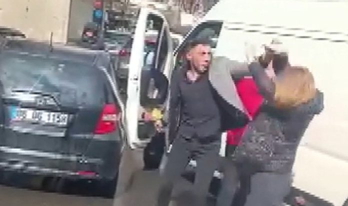 yer-kadikoy-trafikte-tartistigi-kadin-surucuye-saldirdi-282x15d1.jpg