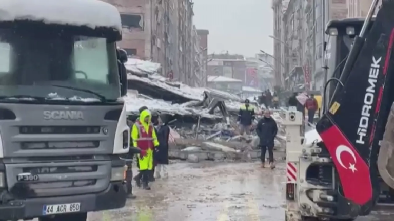 Depremde oteli yıkılan AK Partili isme hizmet plaketi verildi