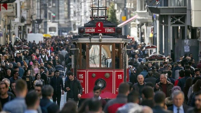 İstiklal Caddesi’nde nostaljik tramvayların  yerini bataryalı tramvaylar alıyor