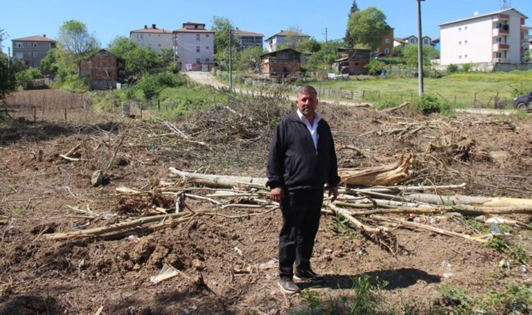 Muhtar olur olmaz, iş makinesine binip o alanları yıktı