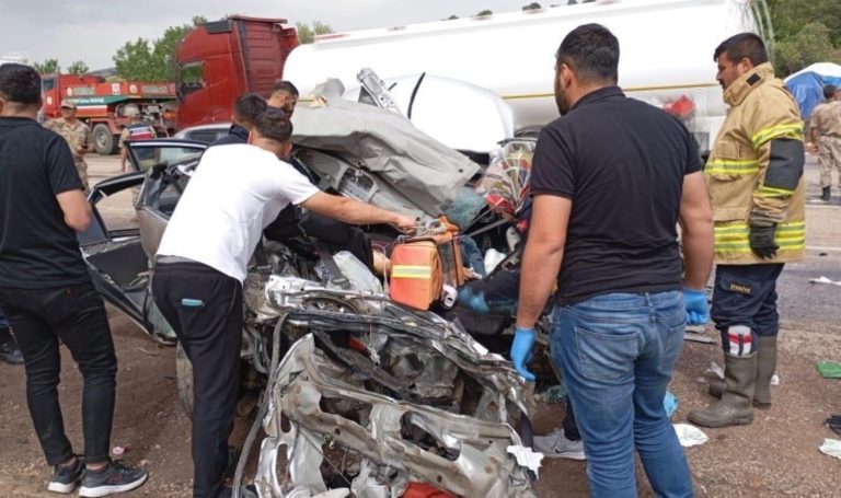 Adıyaman’da feci kaza… Otomobil, TIR ile çarpıştı: 2 ölü, 3 yaralı
