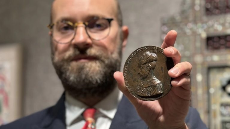 Fatih’in ‘tılsımlı madalyonu’ Londra’da 57 milyon liraya satıldı
