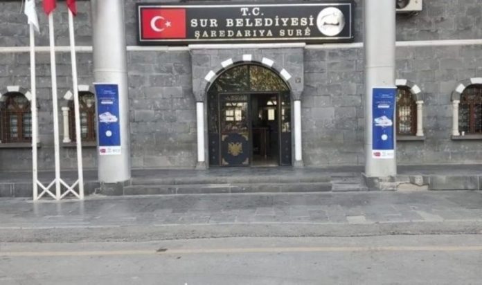 kayyum-belediyenin-butcesinden-sur-kaymakamligina-buro-malzemesi-almis-FCwVhriz.jpg