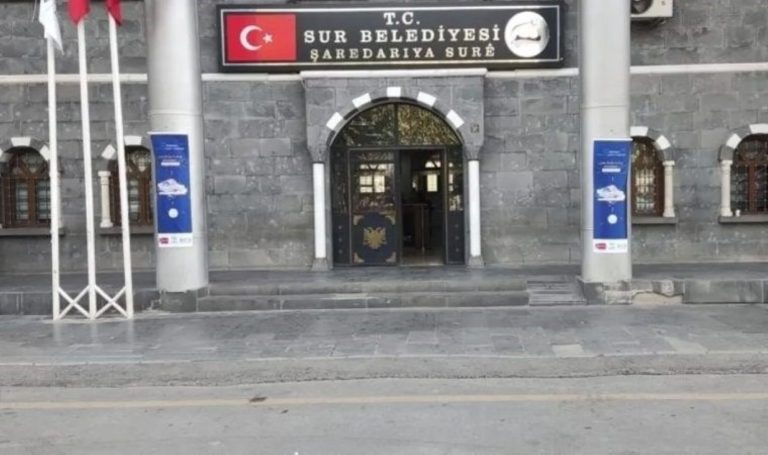 Kayyum, belediyenin bütçesinden Sur Kaymakamlığı’na büro malzemesi almış