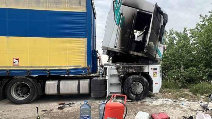 kocaelide-tirinda-cikan-yangina-mudahale-eden-surucu-yaralandi-6cTRTkxl.jpg