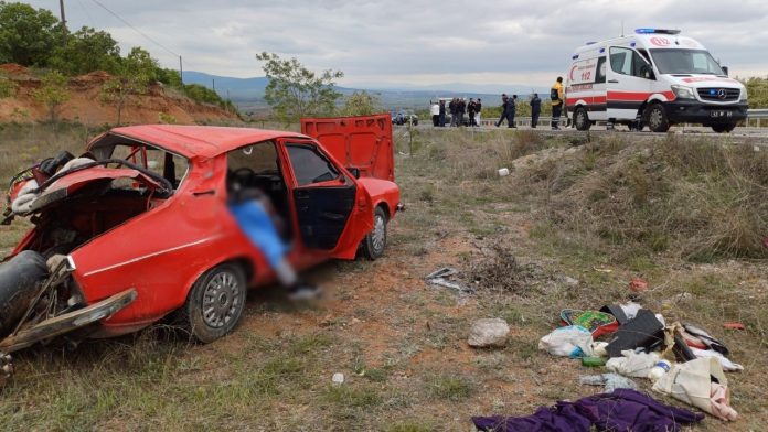 kutahyada-kamyonet-otomobile-carpti-1-kisi-oldu-5-kisi-yaralandi-7TfKHLz8.jpg