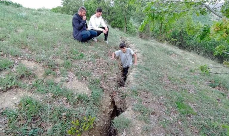 Tokat’ta 5.6’lık deprem sonrası ‘insan boyunda’ çatlaklar oluştu
