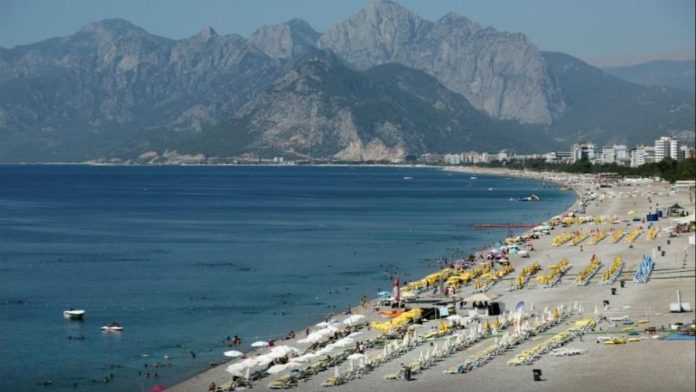 turizm-sezonu-aciliyor-lahmacun-950-lira-plaj-225-euro-QKwaB1pj.jpg