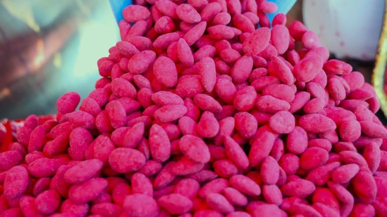 Türkiye’de sadece o ilde üretiliyor: Vişneli badem şekeri