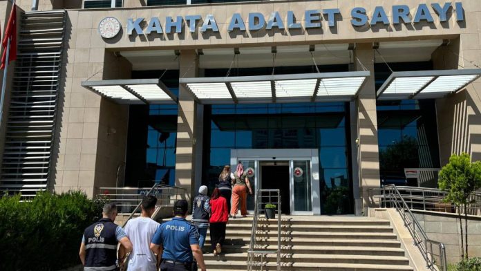 adiyamanda-ehliyet-sinavina-kopya-duzenegiyle-giren-kisi-yakalandi-dH5bN48Z.jpg