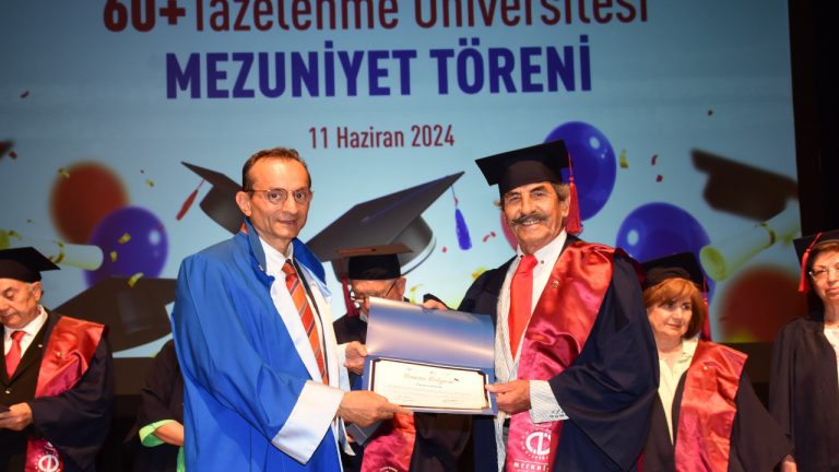 Anadolu Üniversitesi 60 yaş üstünü mezun etti: ‘Çok özeniyordum’