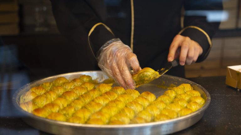 Baklava imalathanelerinde bayram yoğunluğu
