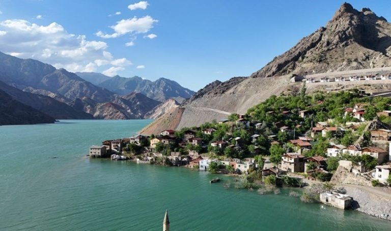 Baraj suyu köyü ikiye böldü… Evlerde göl manzarası