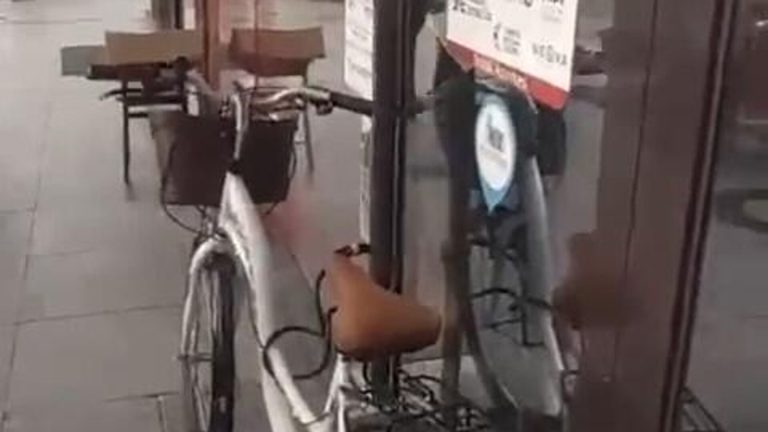 Bisikleti banka kapısına kilitledi, müşteri ve çalışanlar mahsur kaldı