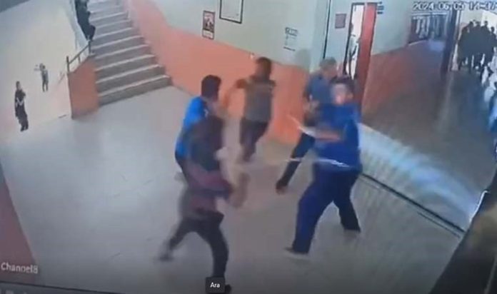 fenalasan-ogrenci-hastaneye-kaldirildi-yakinlari-mudure-zincirle-saldirdi-neden-bize-haber-vermediniz-AlFqh7mc.jpg