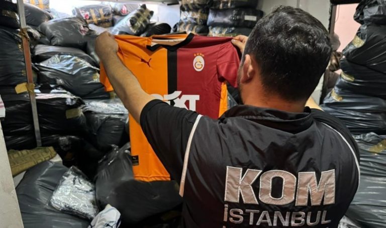 İstanbul’da 4 büyük kulübe ait 180 bin kaçak forma ele geçirildi