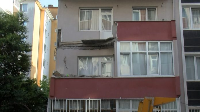 istanbulda-bir-binanin-balkonu-coktu-A8IqYwsQ.jpg