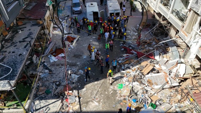 İzmir’deki patlamayla ilgili soruşturma başlatıldı