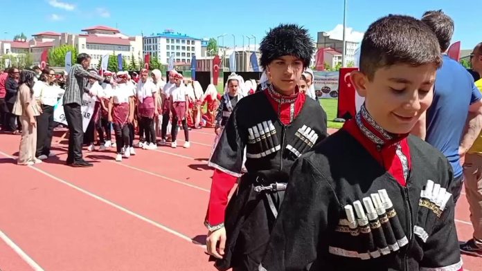 karsta-23-okulun-katilimi-ile-halk-oyunlari-senligi-yapildi-NhxIyYtq.jpg