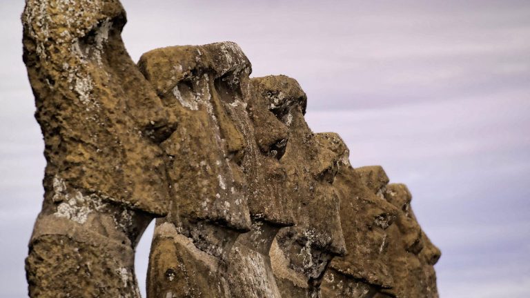 Yüzyıllardır bilim insanlarını şaşırtan devasa  Paskalya Adası heykellerinin gizemi çözüldü