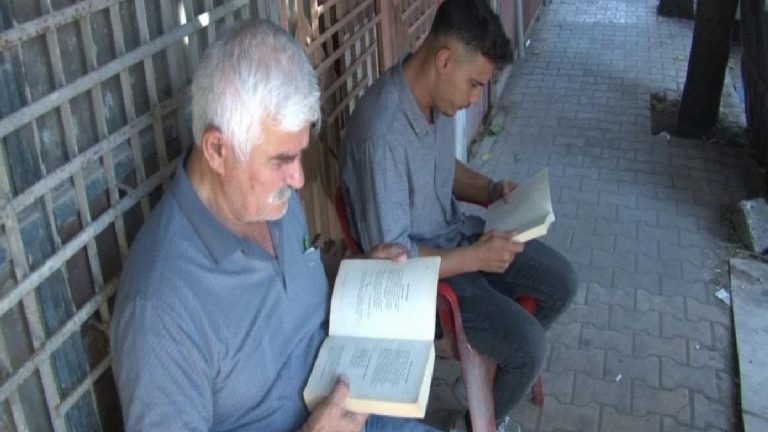 Adıyaman’da bu fırında ekmek bekleyen kitap okuyor