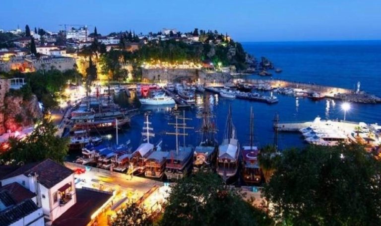 Antalya Kaleiçi’nde yurttaşlar cümbüş işletmelerinin gürültüsü nedeniyle uyuyamıyor