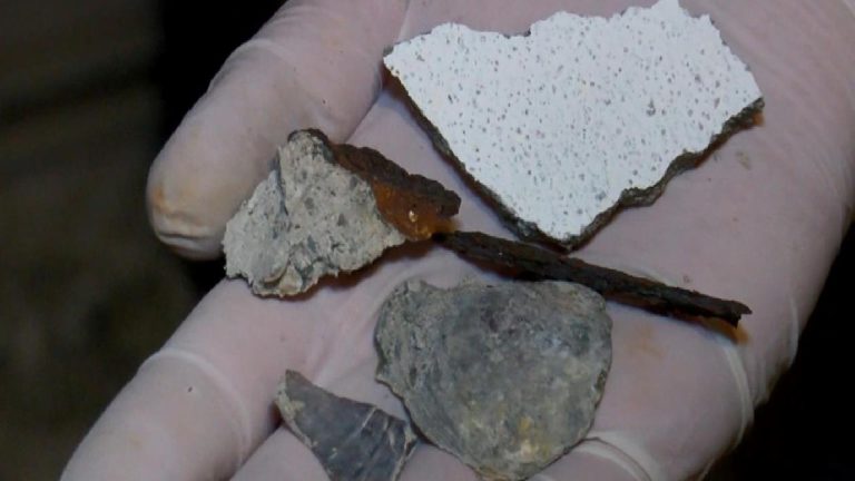 Güngören’de tavanı dökülen binadan deniz kumu ve kabukları çıktı