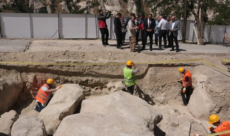 Kapadokya’da bir ilk: Kara yolunun altından nekropol çıktı
