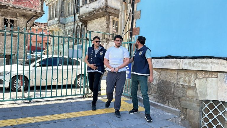 Kütahya’da annesi ve üvey babasını öldüren şüpheli tutuklandı