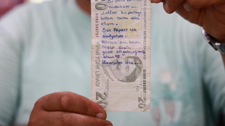 Sadaka olarak verdiği paranın üzerine dileğini yazdı: ‘Kavuşalım artık’