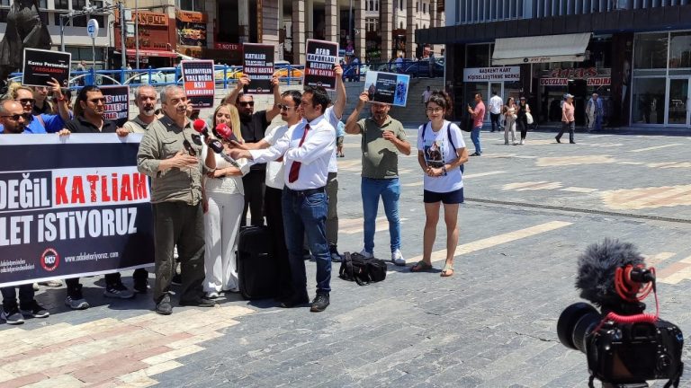Sırrı Süreyya Önder, depremzede ailelerin eylemine katıldı: Sorumlular hesap vermeli